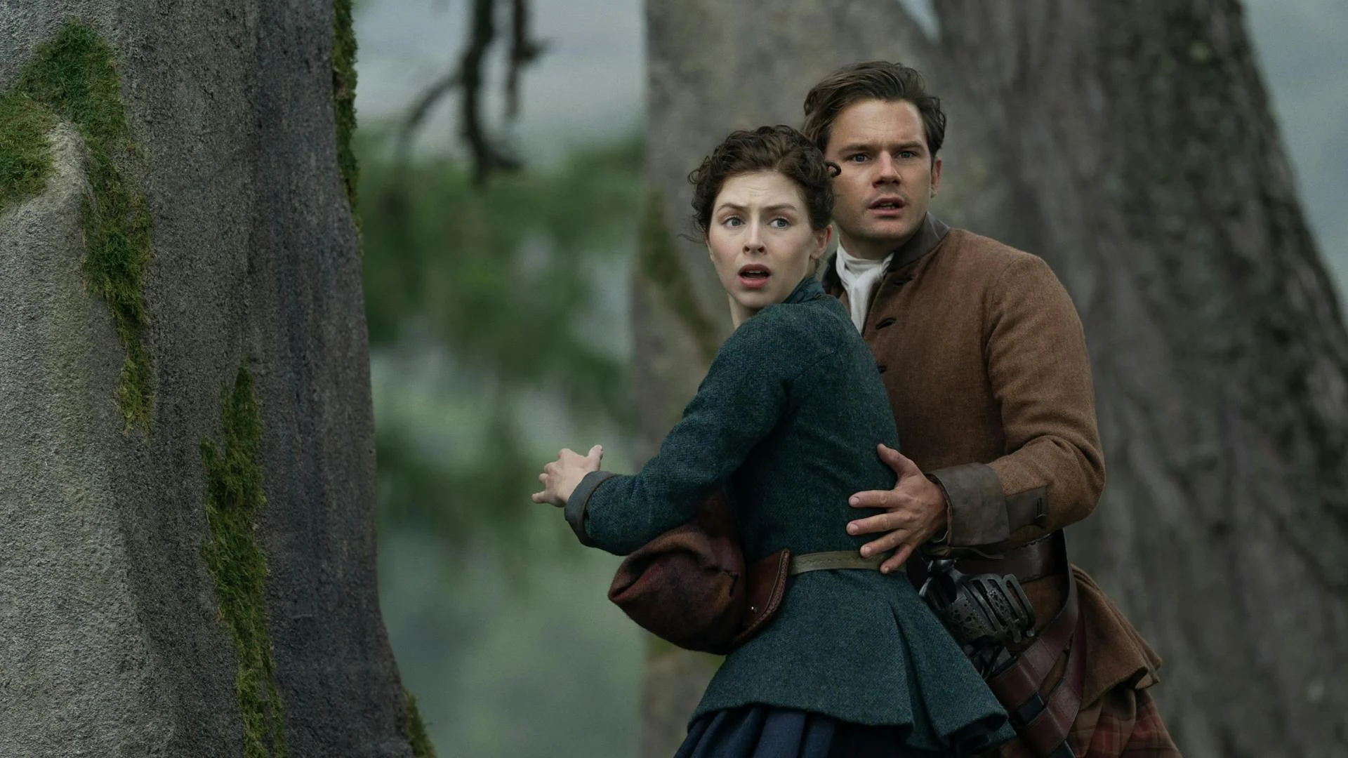 Hermione Corfield e Jeremy Irvine como Julia e Henry Beauchamp em Craigh na Dun Hermione Corfield e Jeremy Irvine como Julia e Henry Beauchamp em Craigh na Dun