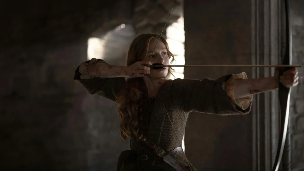 Outlander: Blood of My Blood aposta em uma história sem base nos livros de Diana Gabaldon, mesmo sendo spin-off direto da saga original. Harriet Slater como Ellen MacKenzie em Outlander: Blood of My Blood