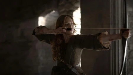 Outlander: Blood of My Blood aposta em uma história sem base nos livros de Diana Gabaldon, mesmo sendo spin-off direto da saga original. Harriet Slater como Ellen MacKenzie em Outlander: Blood of My Blood