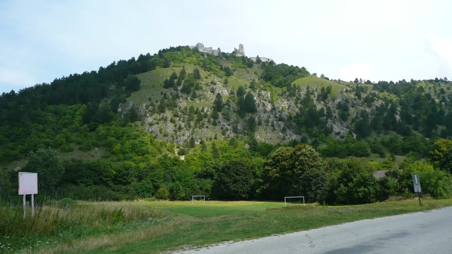 Quem foi Elizabeth Báthory, a “Condessa de Sangue” que Vicky Krieps vive em Monstro? Castelo Čachtice Eslováquia propriedade Elizabeth Báthory séc XVII