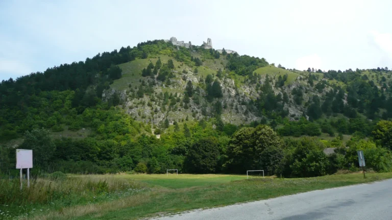 Castelo Čachtice Eslováquia propriedade Elizabeth Báthory séc XVII