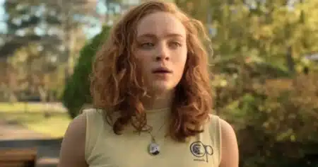Sadie Sink em expressão séria