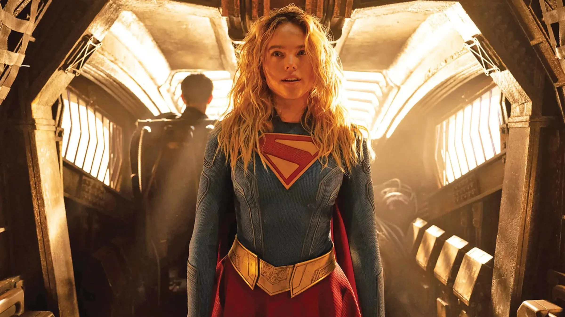 Cena de ação de Supergirl em clima de faroeste espacial