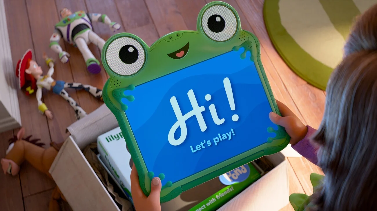 Bonnie segura tablet Lilypad com Woody e Buzz ao fundo em Toy Story 5