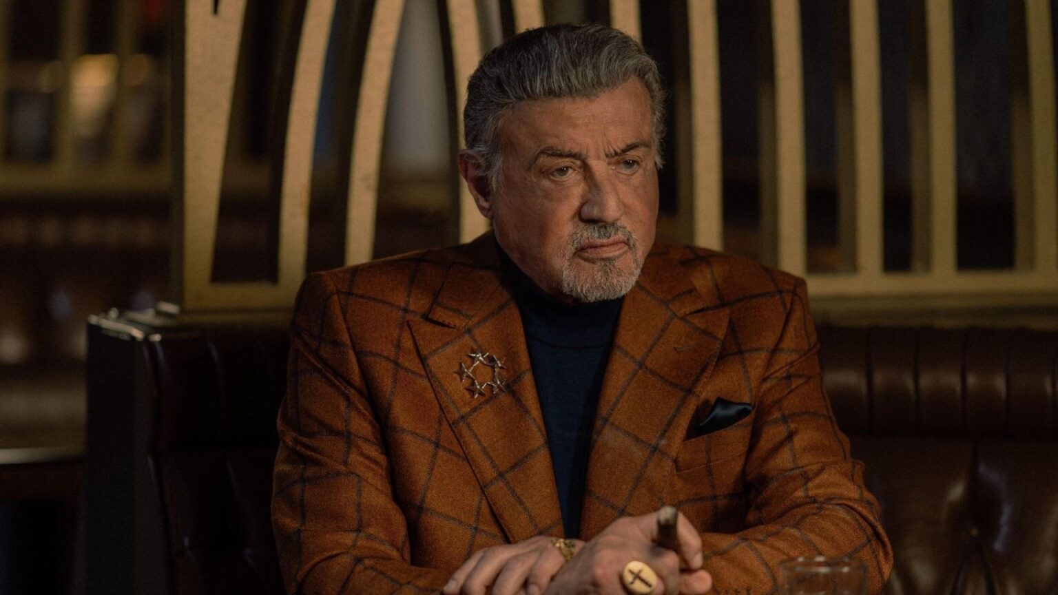 Tulsa King é renovada para a 5ª temporada e muda de Geórgia para Nova York Sylvester Stallone como Dwight Manfredi em cena da 4ª temporada de Tulsa King