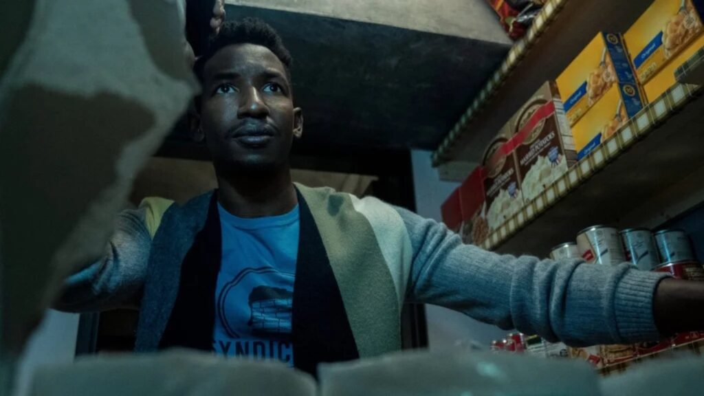 Arquivo 81: o terror de James Wan na Netflix que começa com fitas antigas Cena da série Arquivo 81 mostrando ambiente escuro e misterioso relacionado ao mistério das fitas