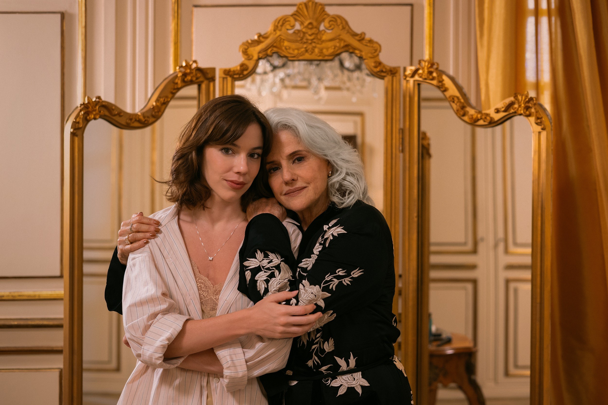 Atores de Dom de Iludir: Marieta Severo como Lúcia, Alice Wegmann como Maíra e Nanda Costta como Irina Atores de Dom de Iludir: Marieta Severo como Lúcia, Alice Wegmann como Maíra e Nanda Costta como Irina
