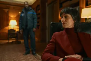 Personagem Juliette Pellegrini em conversa com Assane Diop em Lupin