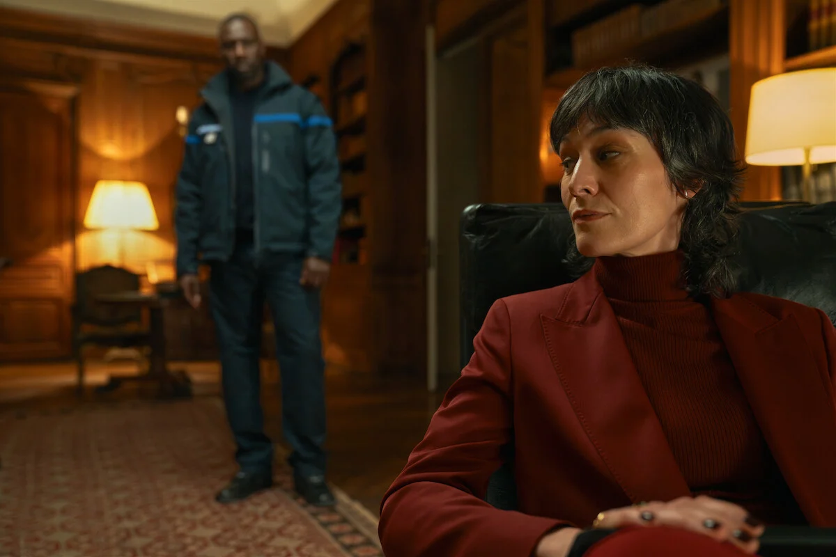 Personagem Juliette Pellegrini em conversa com Assane Diop em Lupin
