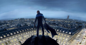 Omar Sy como Assane Diop no alto de uma torre com vista para as ruas de Paris na temporada 3 de ‘Lupin’.