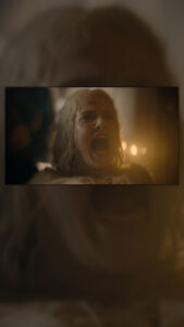 Helaena Targaryen em cena de parto com parteiras ao redor