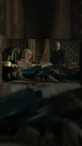 Helaena na cama com Rhaenyra em A Casa do Dragão S3E7